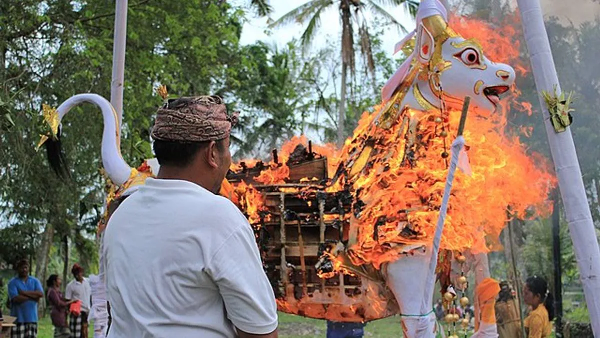 Toko Tradisional yang Menghidupkan Kehidupan Sehari-hari di Cilacap